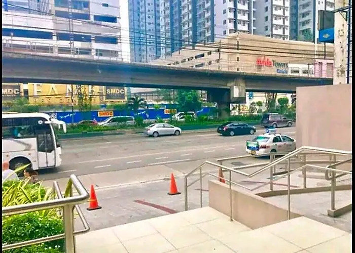 Stylish W/ View | 5min Walk To Mrt & Greenfield District | Mandaluyong Staycation アパート